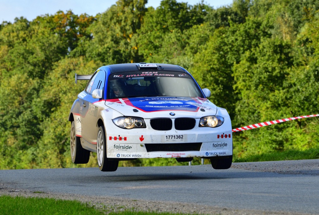En af sponsorerne for Rally Midtsjælland, John Benn Frederiksen fra John Frederiksen International Transport, vil også være at finde blandt deltagerne, når det går løs den 20. september. Her ses han med codriver Brian Larsen i sin BMW 1M Coupé i årets sidste rally i 2024.
(Foto: Michael Eisenberg)